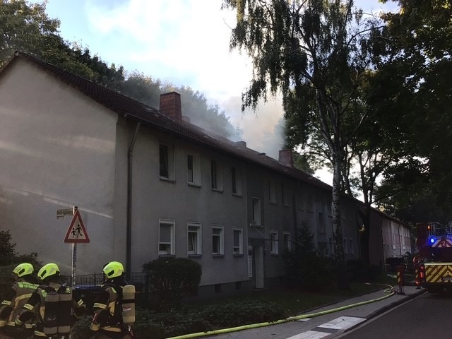 FW-GE: Dachstuhlbrand in Gelsenkirchen-Hassel - Bewohnerin gerettet, Feuerwehr im Großeinsatz