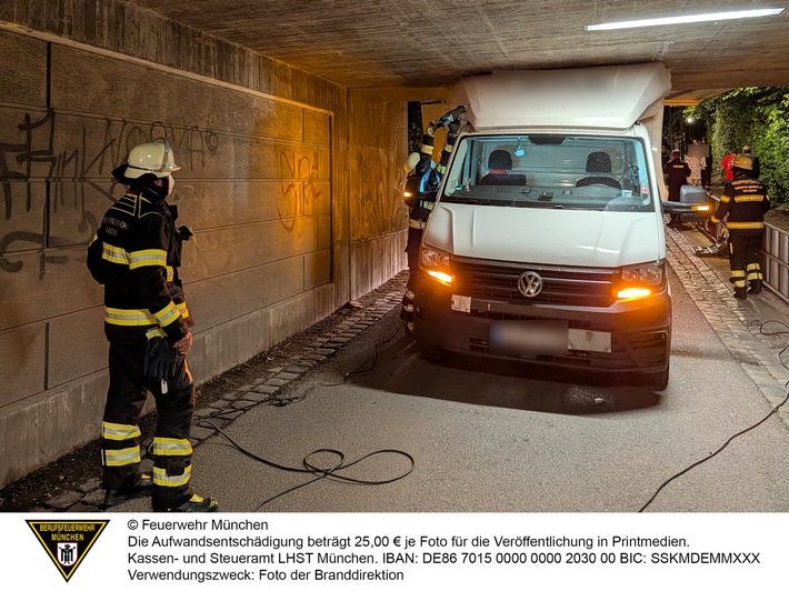 FW-M: Transporter steckt in Unterführung fest (Untermenzing)