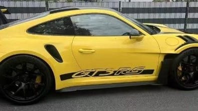 Gelber Porsche: Eine Diebesbande entwendete ihn aus einer Lagerhalle.