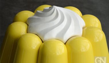 Hunderte essen gemeinsam Pudding mit Gabel