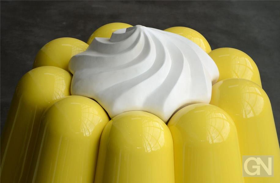 Hunderte essen gemeinsam Pudding mit Gabel