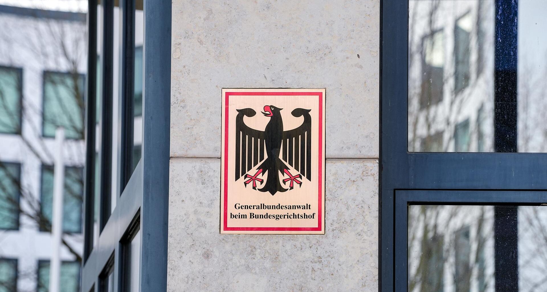 Außenbereich der Generalbundesanwaltschaft mit goldfarbenem Schild mit einem Bundesadler und der Aufschrift "Generalbundesanwalt beim Bundesgerichtshof"