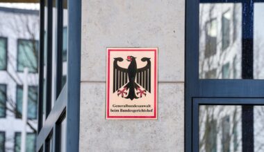 Außenbereich der Generalbundesanwaltschaft mit goldfarbenem Schild mit einem Bundesadler und der Aufschrift "Generalbundesanwalt beim Bundesgerichtshof"