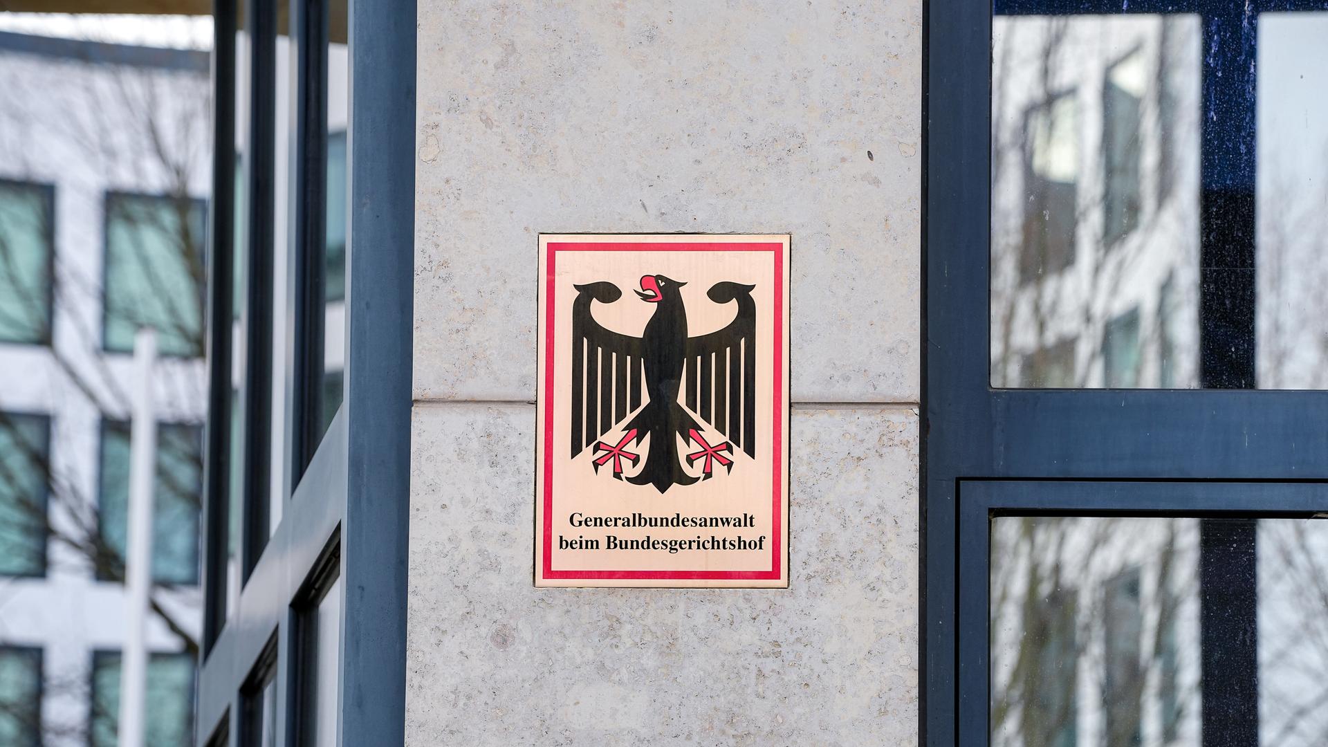 Außenbereich der Generalbundesanwaltschaft mit goldfarbenem Schild mit einem Bundesadler und der Aufschrift "Generalbundesanwalt beim Bundesgerichtshof"