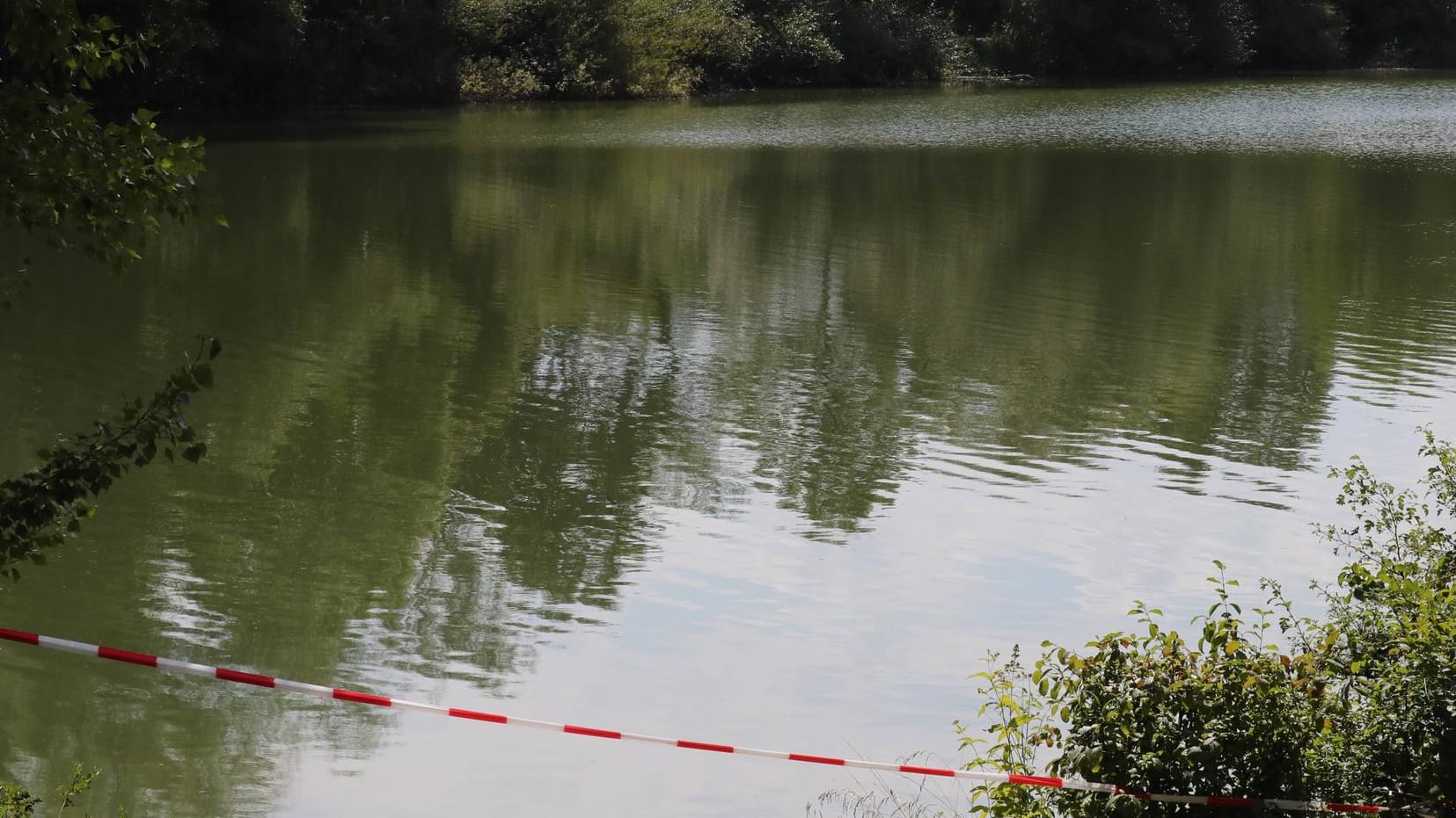 Gesperrter See: Vermehren sich Blaualgen stark, dann ist das Baden gesundheitsgefährdend.