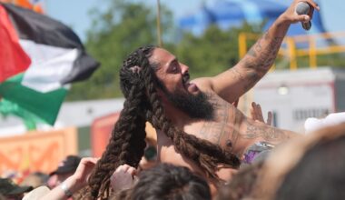 Nach Glastonbury-Eklat: „Wenn man Müll verzapft, wird man fertig gemacht“ – Bob-Vylan-Konzert nach Kirk-Kommentar abgesagt