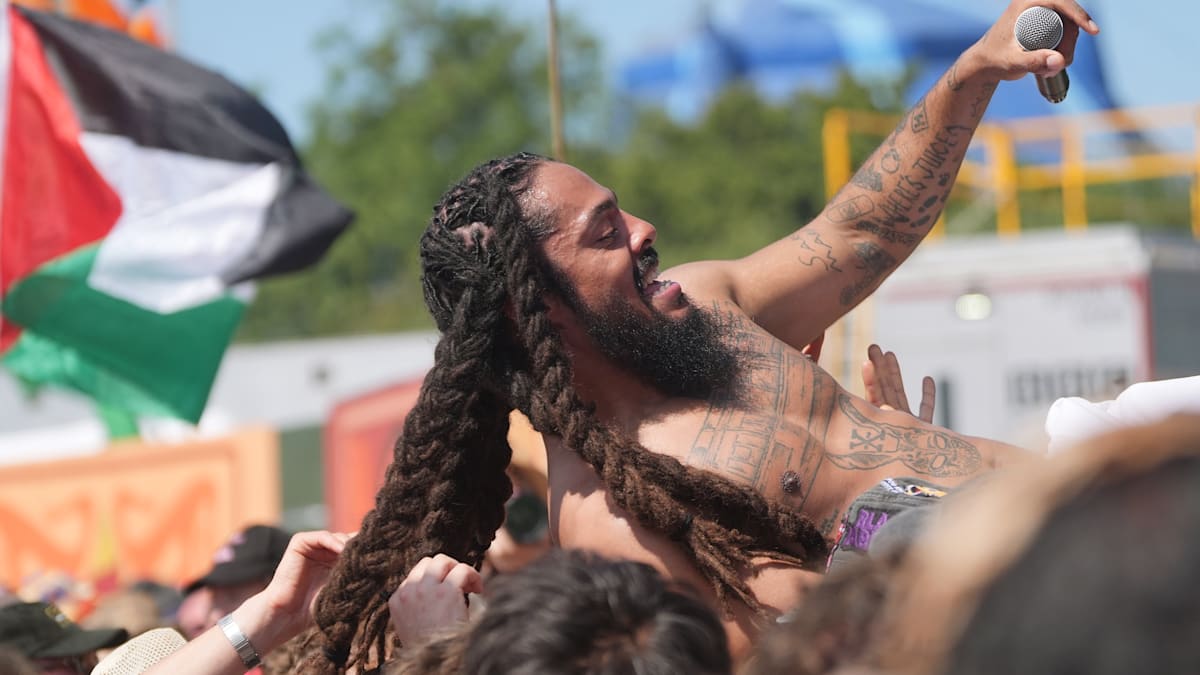 Nach Glastonbury-Eklat: „Wenn man Müll verzapft, wird man fertig gemacht“ – Bob-Vylan-Konzert nach Kirk-Kommentar abgesagt