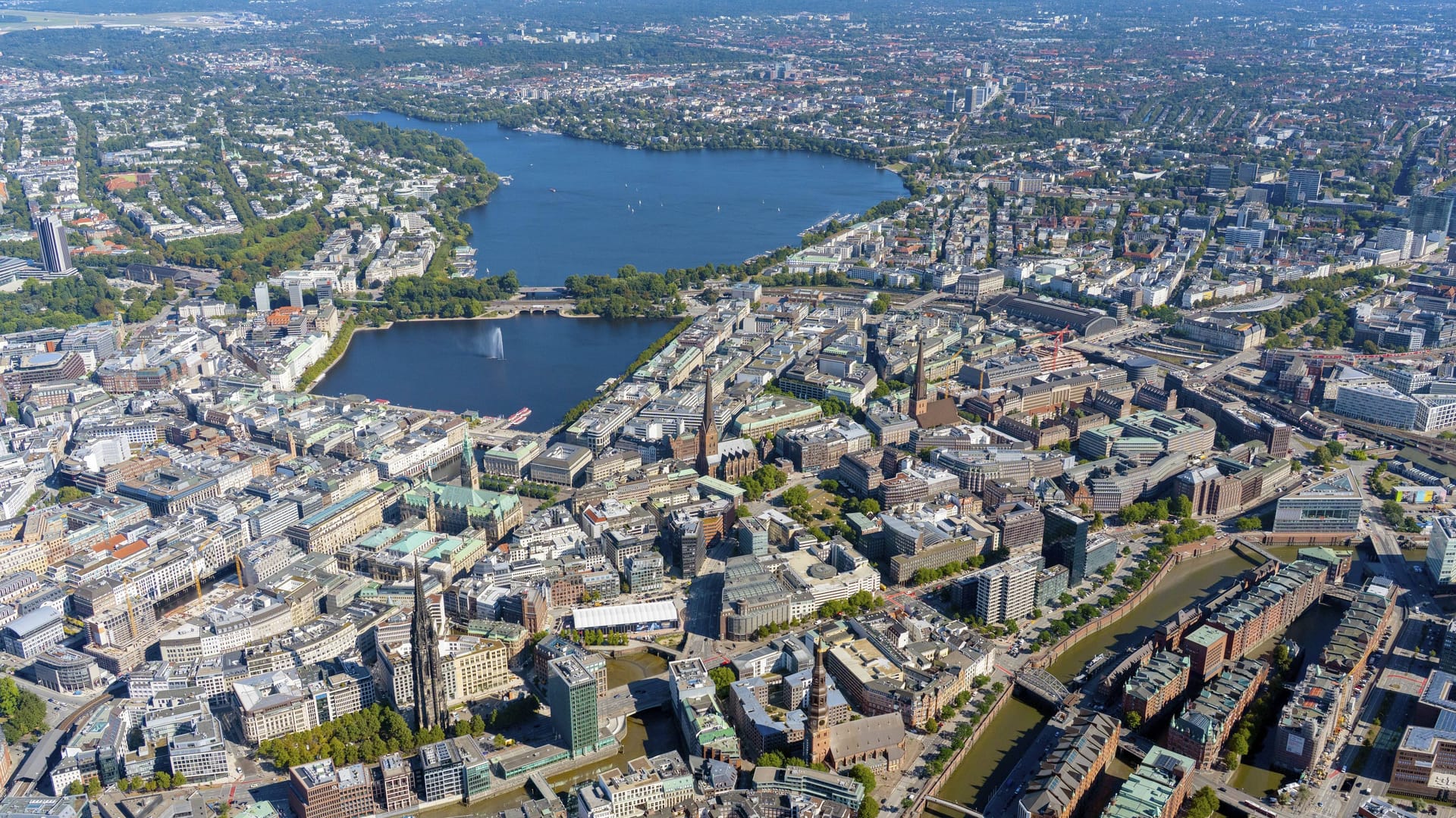 Hamburg aus der Vogelperspektive: Der Hamburger Gutachterausschuss verzeichnete 2024 einen mittleren Kaufpreis von 689.000 Euro für Einfamilienhäuser.