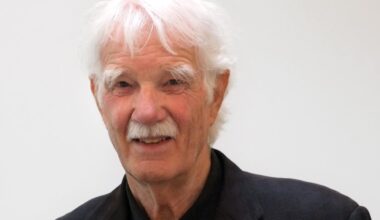 Der Architekt Hans Stimmann schaut in die Kamera und lächelt.
