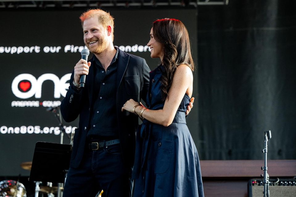 Schlichtes Kleid, zu viel Schmuck: Herzogin Meghan setzt mit viel Geschmeide in Gold Akzente. 