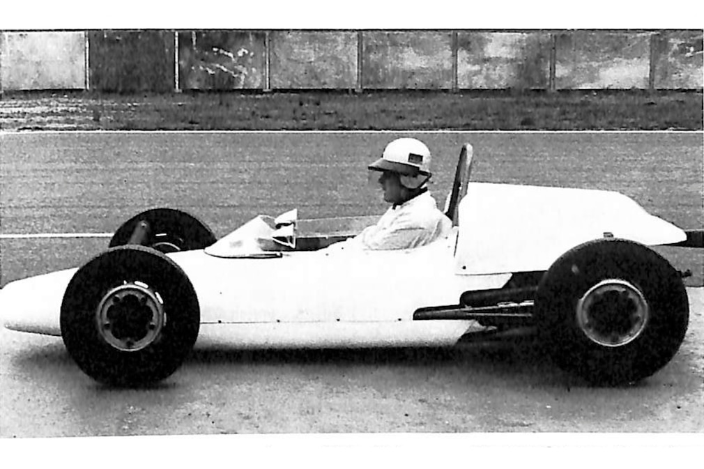 historisches Schwarzweißfoto: Formelrennwagen Gepard von Helmut Kretschmann stehend von der Seite