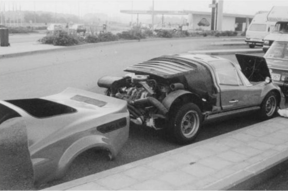 historisches Schwarzweißfoto: Sportcoupé Gepard I, hinteres Karosserieteil abgenommen, Motor sichtbar