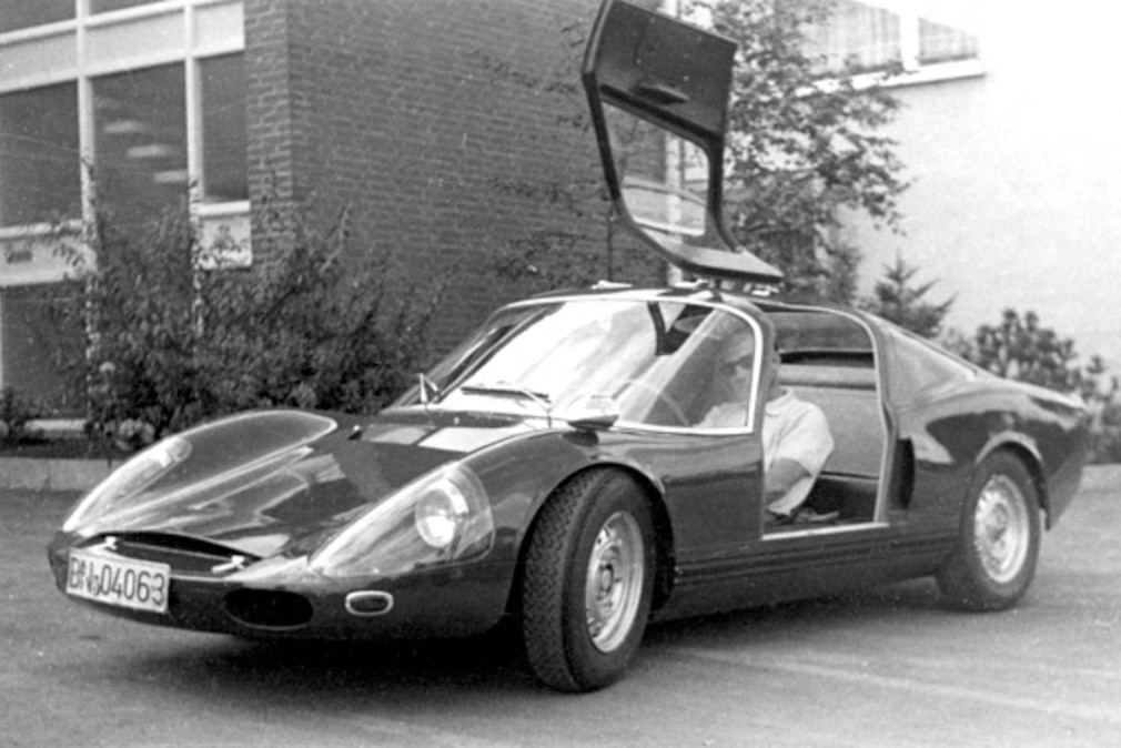 historisches Schwarzweißfoto: Sportcoupé Gepard I mit offener Flügeltür