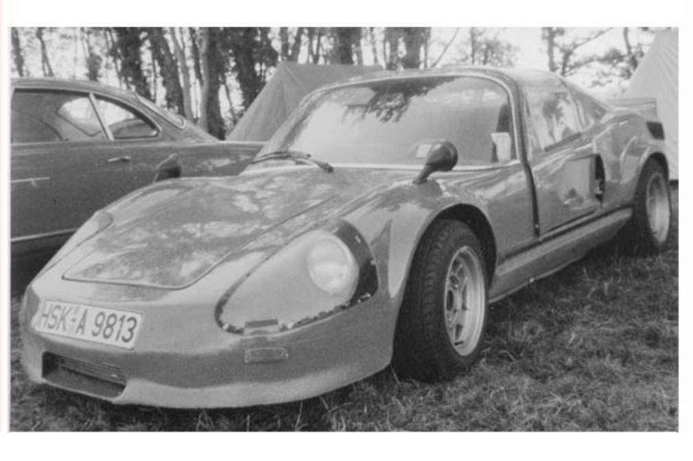 historisches Schwarzweißfoto: Sportcoupé Gepard I schräg von vorn