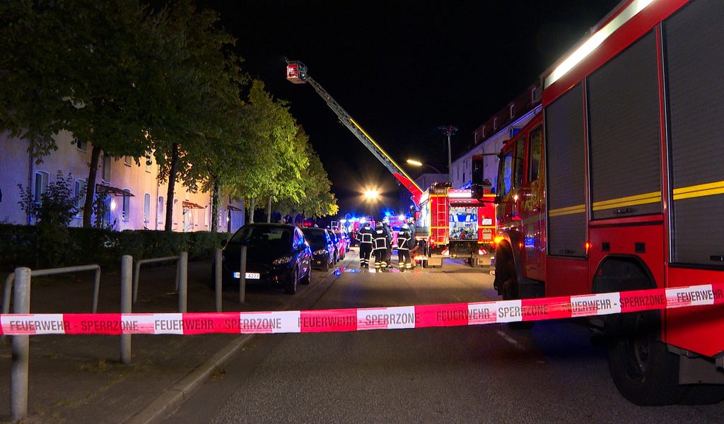 Feuer im Süden Hamburgs – Menschen warten am Fenster auf Rettung