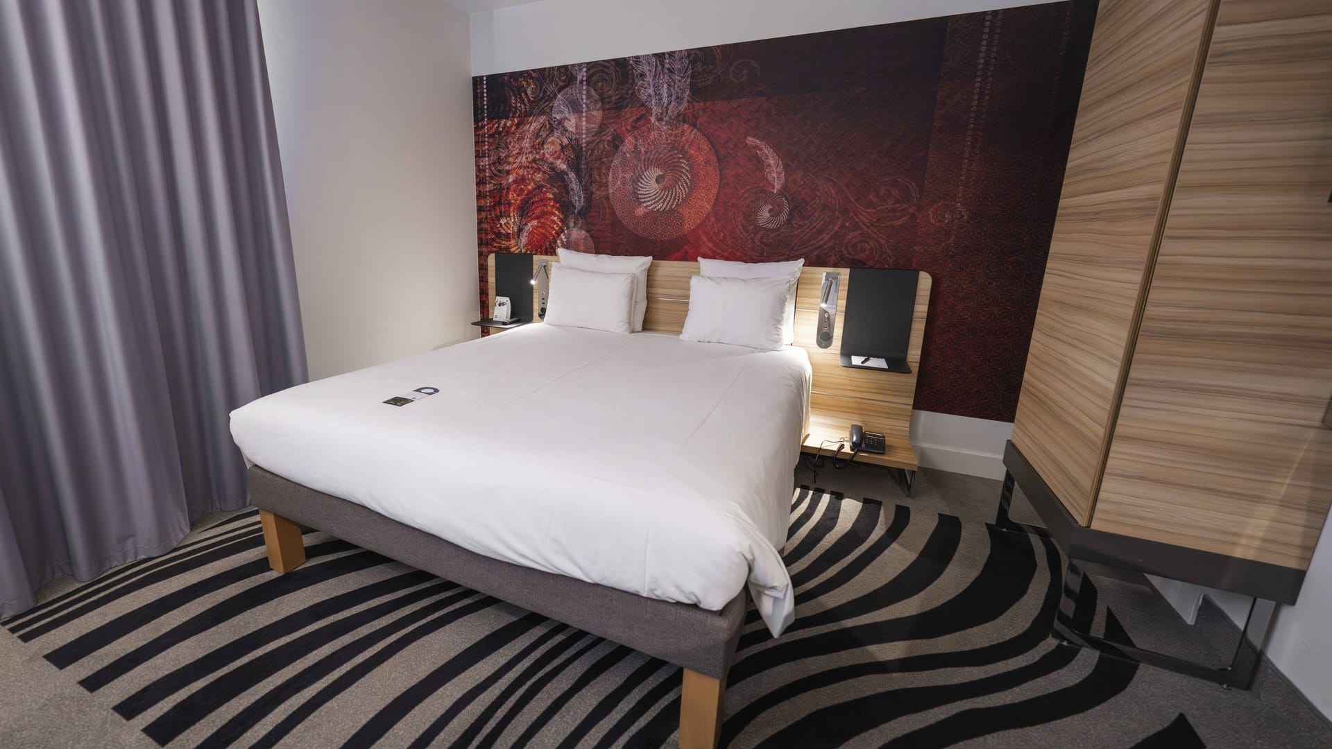 Hotelzimmer (Symbolbild): Hannoveraner können am Wochenende nach dem Reformationstag günstig in der eigenen Region übernachten.