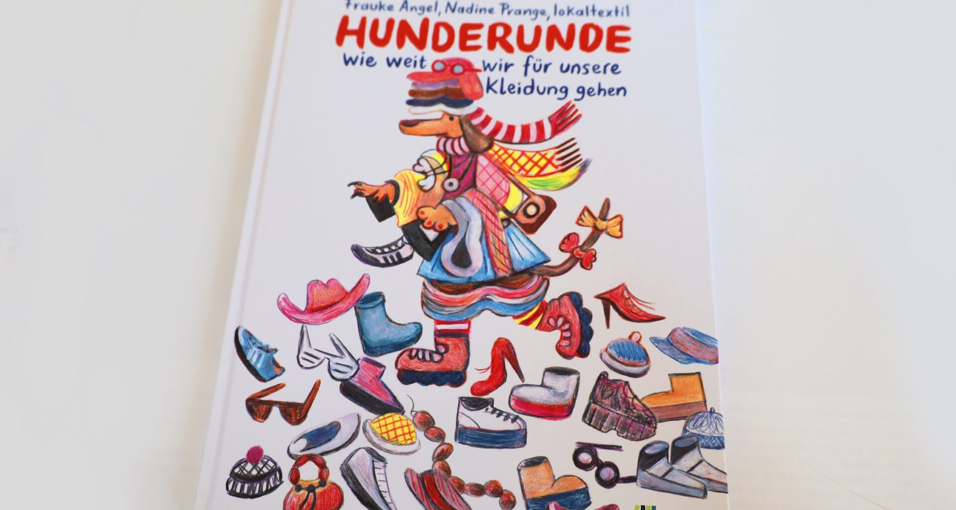 Wie man mit Kindern und lustigen Hunden was über unsere Kleidung lernen kann · Leipziger Zeitung