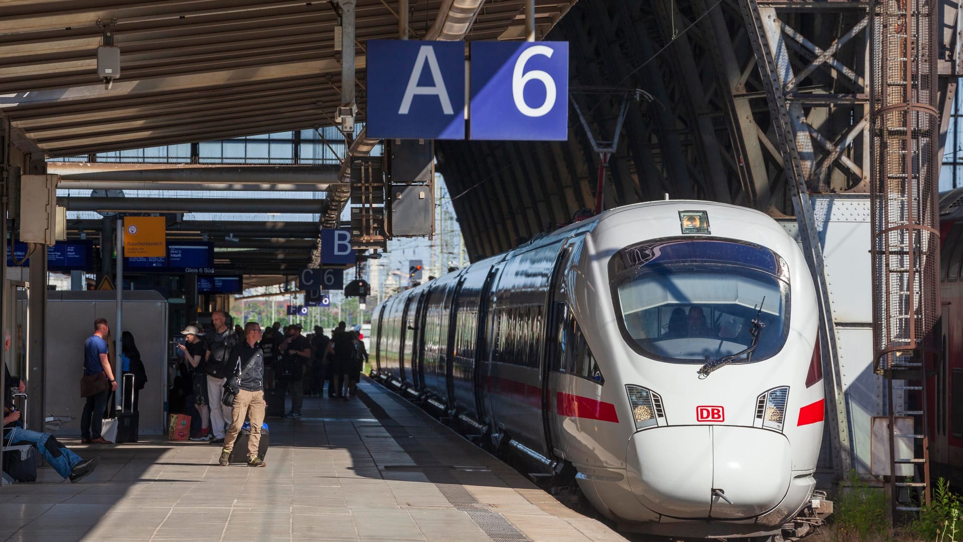 ICE am Bahnsteig im Bremer Hauptbahnhof (Symbolbild): Ab Mitte Dezember gibt es eine zweite Direktverbindung nach Berlin.