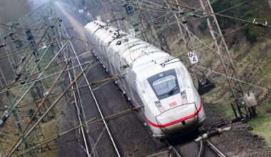 ICE mit 300 Passagieren bleibt bei Hamburg liegen