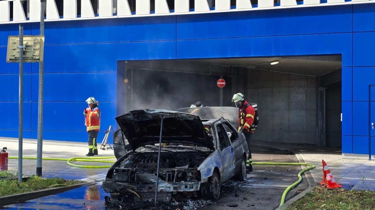 Fahrzeug fing an der Parkhausausfahrt Feuer – Besucherinnen und Besucher mussten Ikea verlassen
