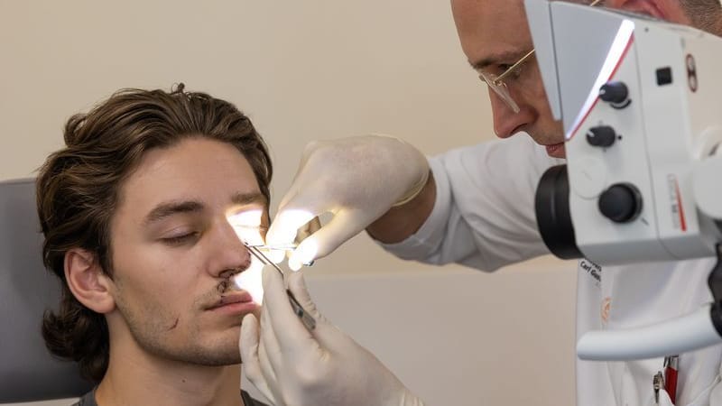 Im Uniklinikum Dresden werden am 01.09.2025, eine Woche nach der Tat, durch Dr. Philipp Nahrat die Fäden aus einer Schnittwunde von John Rudat entfernt. Der US-Bürger John Rudat wurde in einer Dresdner Straßenbahn Opfer des Messerangriffs.