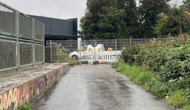 Zaun steht in Essen auf Fahrradweg