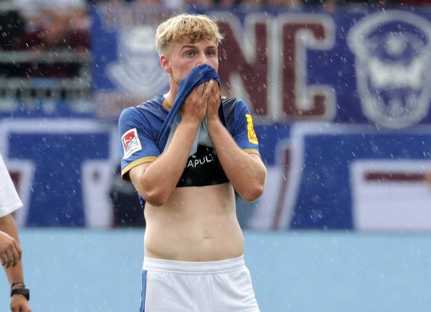 Enttäuschung nach dem Abpfiff: Niklas Niehoff und Holstein Kiel haben die Partie gegen Hannover 96 trotz einer frühen Führung aus der Hand gegeben.