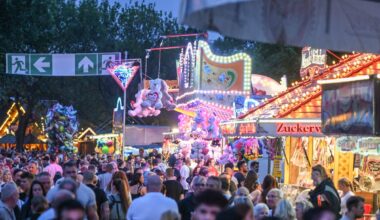 Menschenmenge auf Kirmes, Zuckerwattestand und Kuscheltiere
