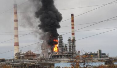 Explosionen und Großbrand: Ukraine greift zwei Ölraffinerien in Russland an