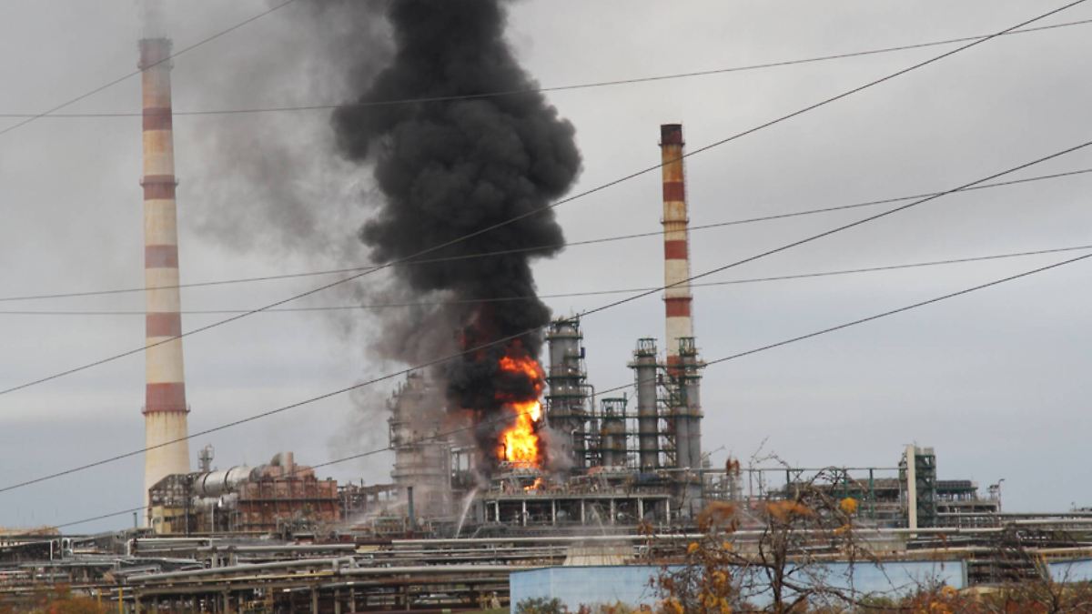 Explosionen und Großbrand: Ukraine greift zwei Ölraffinerien in Russland an