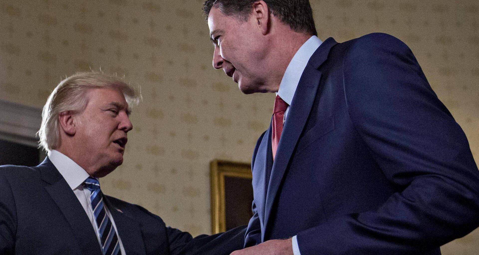 Donald Trump und James Comey schütteln sich die Hände.
