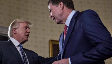 Donald Trump und James Comey schütteln sich die Hände.