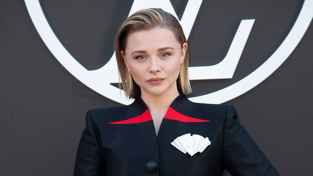 "Wollte nichts Traditionelles": Chloë Grace Moretz heiratet ihre Freundin ganz in Blau