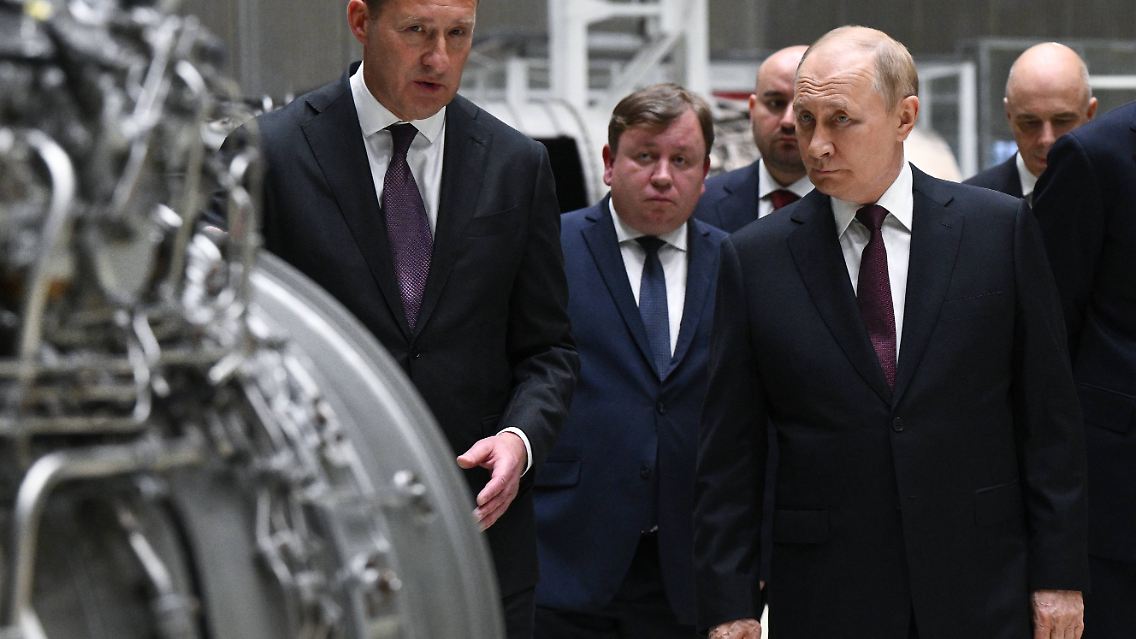 Russlands Präsident Putin beim Besuch eines Triebwerkherstellers in Samara