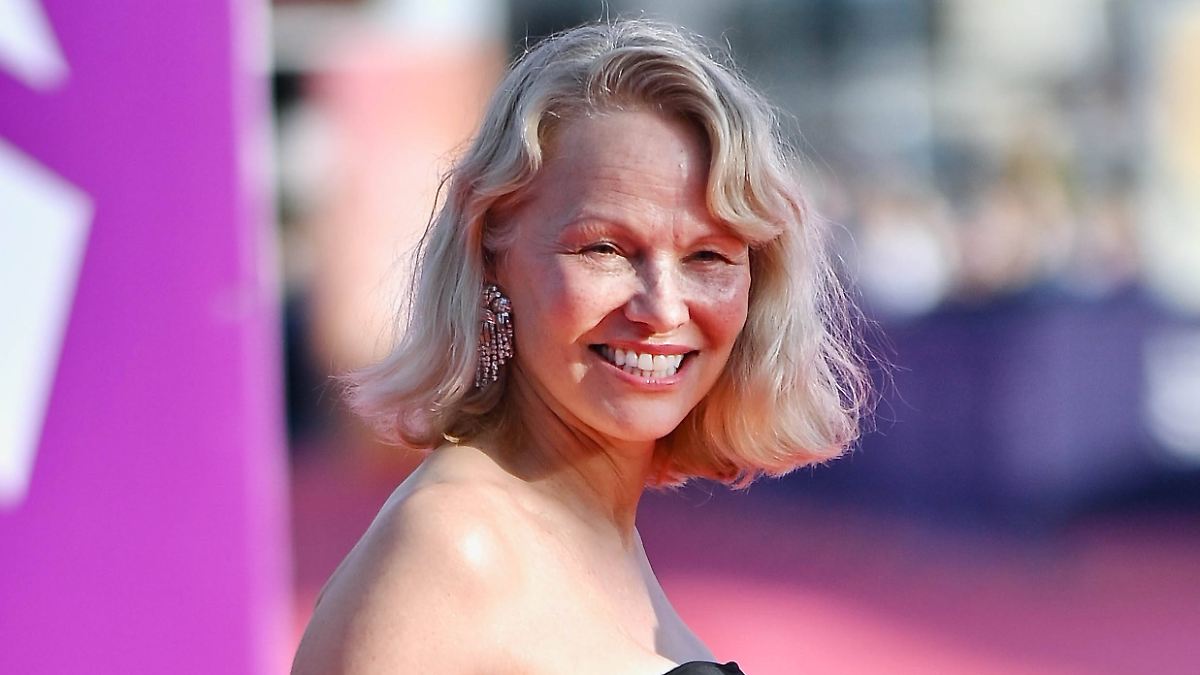 Rote Haare statt roter Badeanzug: Pamela Anderson wagt erneute Typveränderung