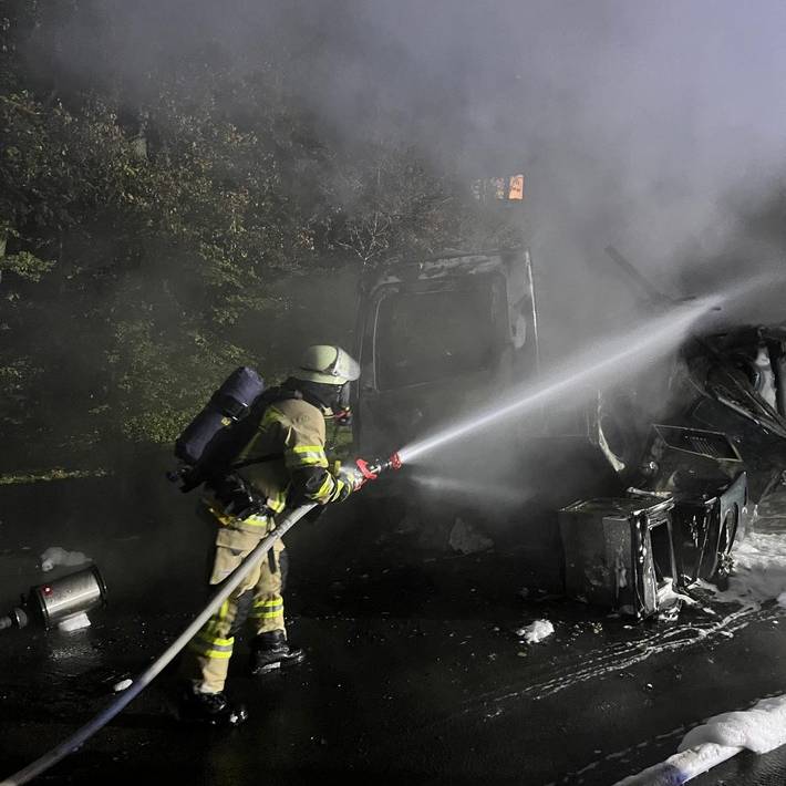 Feuerwehr löscht brennenden LKW - Radio RSG