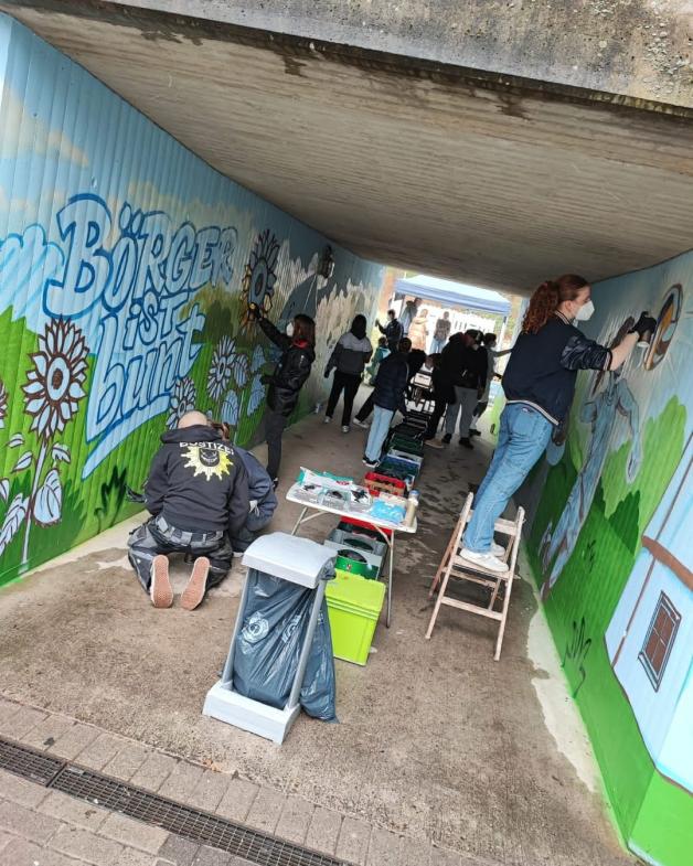 Jugendliche kreativ im Tunnel Jugendliche kreativ im Tunnel