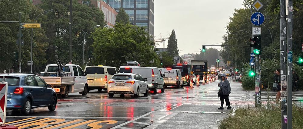 Autos stehen an der Autobahn-Zufahrt zur A100 im morgendlichen Berufsverkehr im Stau.