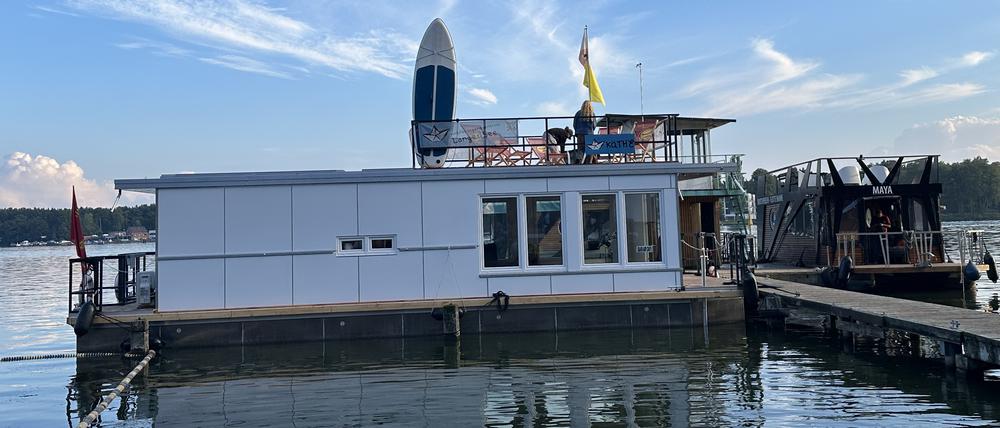 Der schwimmende Jugendclub für Grünau, Schmöckwitz und Müggelheim wurde am heutigen Freitag getauft und den Jugendlichen übergeben.