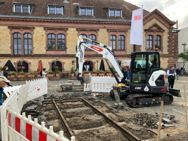 Noch eine Bausstelle: Für Stephan Balkenhols „Homo Mobilis“ werden Gleise verlegt - vor dem Bahnhof.