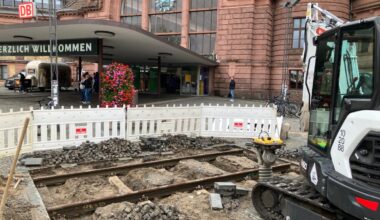 Balkenhol-Skulptur vor dem Bahnhof wächst