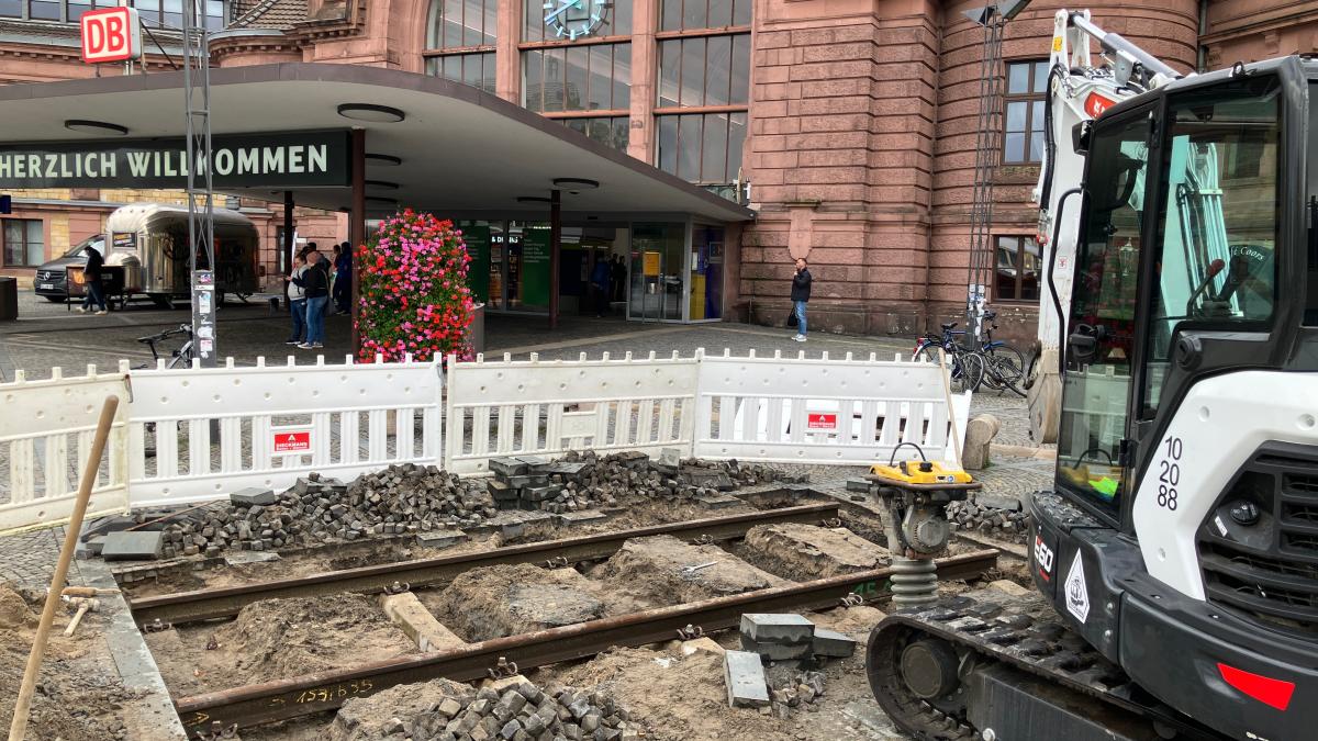 Balkenhol-Skulptur vor dem Bahnhof wächst