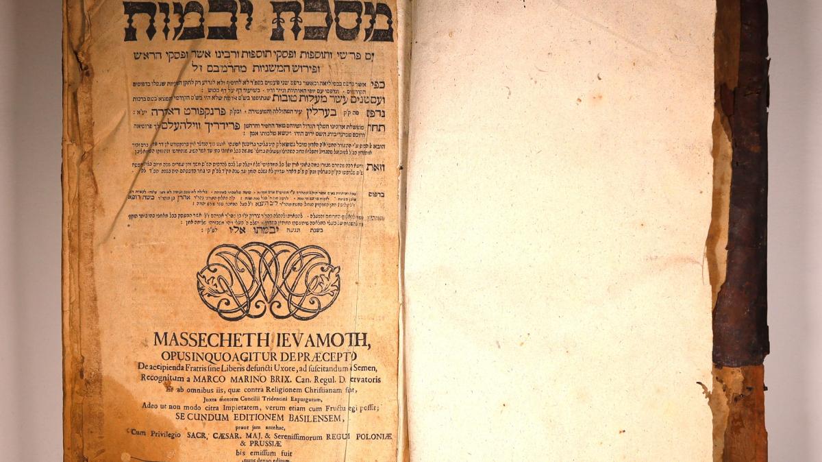 Die Thora und jüdische Literatur im Augsburger Museum entdecken“