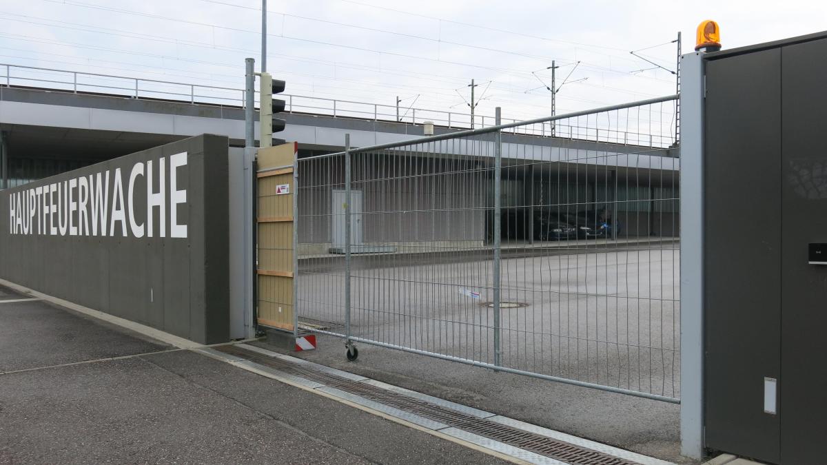 Warum ist das Tor der Hauptfeuerwache Karlsruhe immer noch defekt?