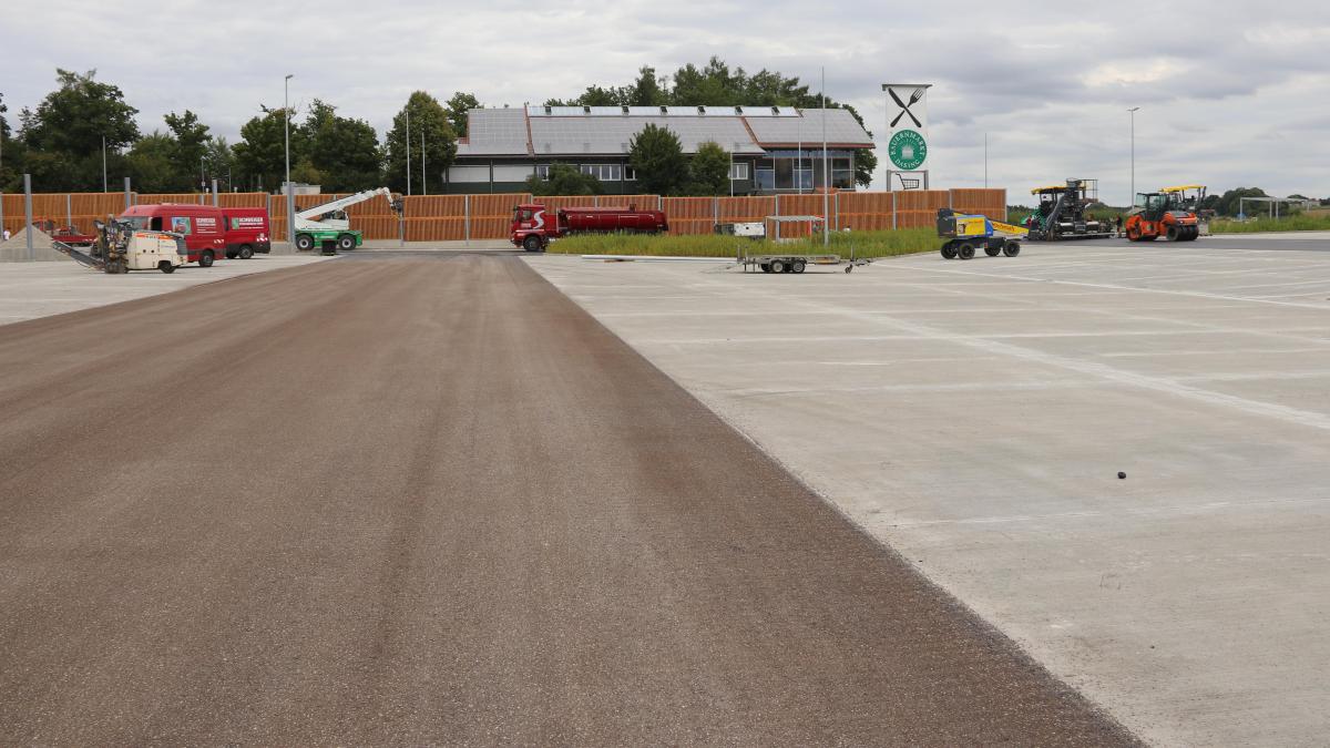 Parken und Sanitär für Lkw und Pkw zwischen B300 und A8 bei Dasing kurz vor Eröffnung