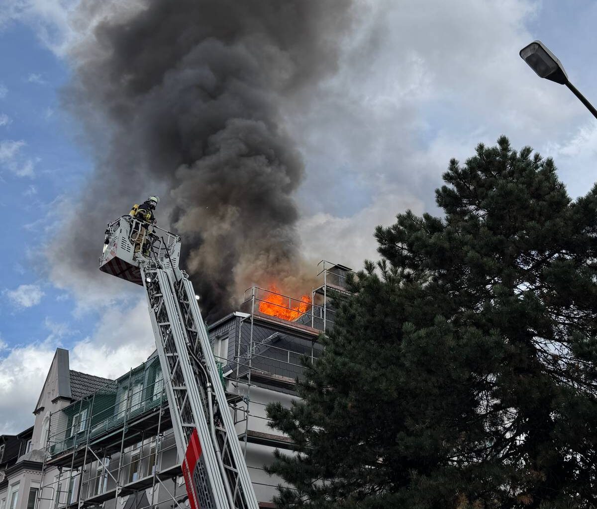 Dachstuhlbrand in Essen - Feuerwehr im Einsatz