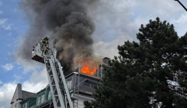 Dachstuhlbrand in Essen - Feuerwehr im Einsatz