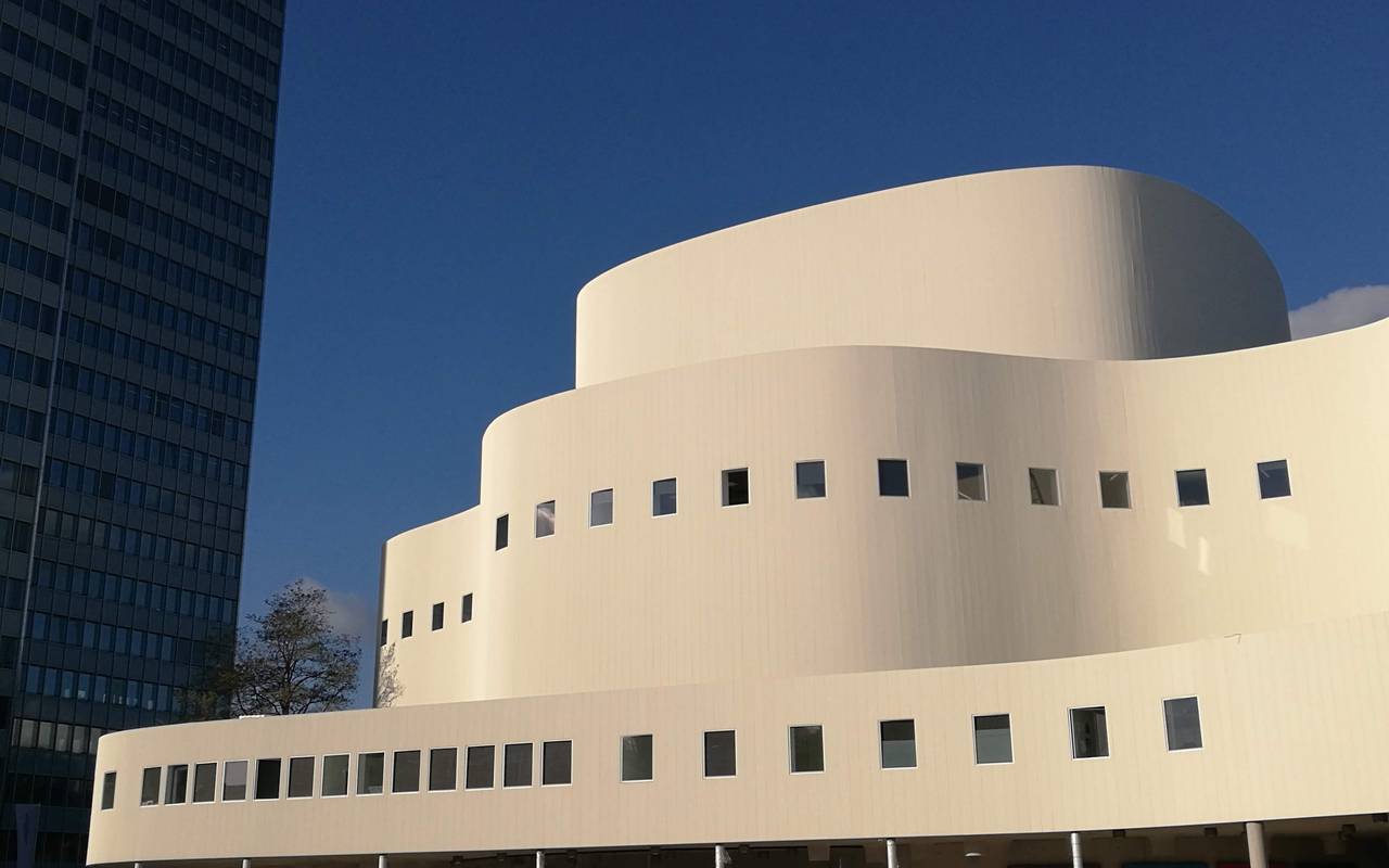 Das Düsseldorfer Schauspielhaus mit blauem Himmel
