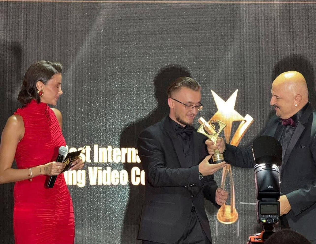 Etrit Gashi wird bei der Gala "The Best of Europe Awards" geehrt.