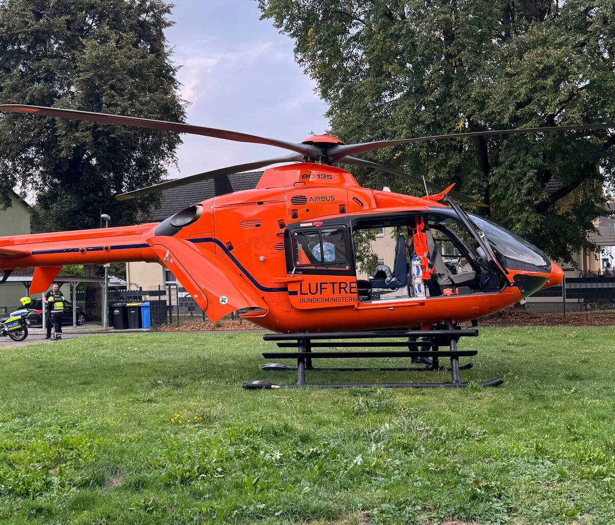 Rettungshubschrauber landet in Essen im Wohngebiet